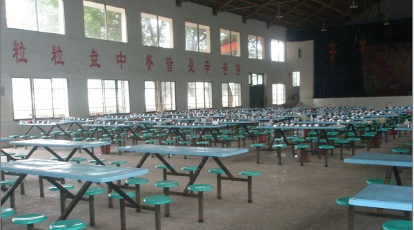 學(xué)校食堂安裝隔墻板完工后圖示2